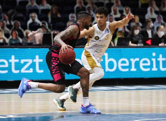 Löwen Braunschweig vs. Bonn, BBL Braunschweig, 31.03.2021, BASKETBALL - easyCredit BBL Basketball Bundesliga, Löwen Braunschweig vs. Telekom Baskets Bonn, Saison 2020 21. Alex Hamilton (Baskets Bonn), Garai Zeeb (Löwen Braunschweig) Braunschweig