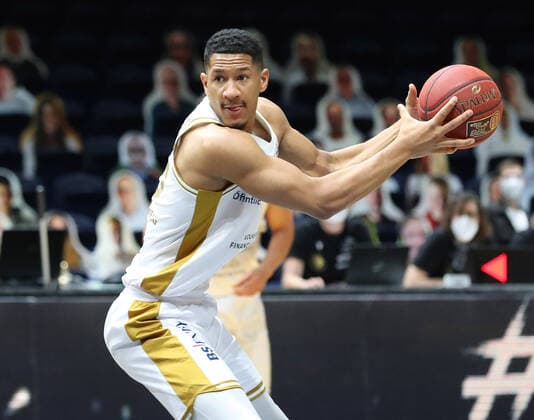 Löwen Braunschweig vs. Bonn, BBL Braunschweig, 31.03.2021, BASKETBALL - easyCredit BBL Basketball Bundesliga, Löwen Braunschweig vs. Telekom Baskets Bonn, Saison 2020 21. Karim Jallow (Löwen Braunschweig) Braunschweig