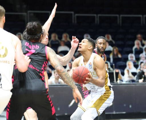 Löwen Braunschweig vs. Bonn, BBL Braunschweig, 31.03.2021, BASKETBALL - easyCredit BBL Basketball Bundesliga, Löwen Braunschweig vs. Telekom Baskets Bonn, Saison 2020 21. Karim Jallow (Löwen Braunschweig) Braunschweig