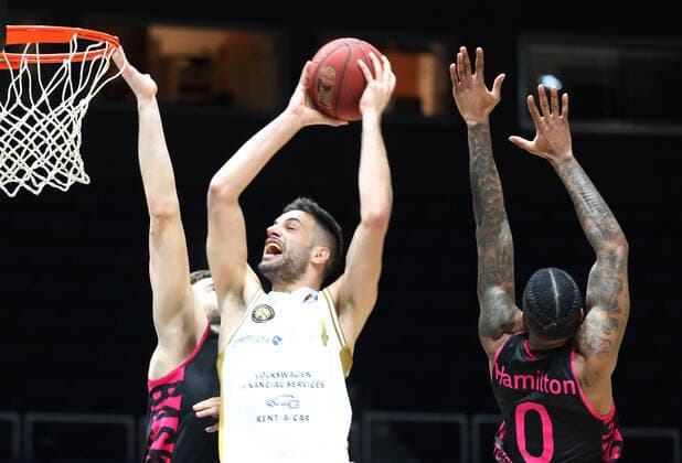 Löwen Braunschweig vs. Bonn, BBL Braunschweig, 31.03.2021, BASKETBALL - easyCredit BBL Basketball Bundesliga, Löwen Braunschweig vs. Telekom Baskets Bonn, Saison 2020 21. Benedikt Turudic (Löwen Braunschweig), Alex Hamilton (Baskets Bonn) Braunschweig