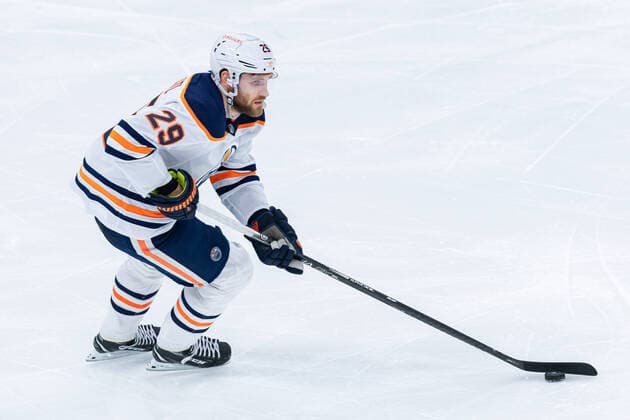 TORONTO, ON - MARCH 29: Edmonton Oilers Left Wing Leon Draisaitl (29) skates with the puck during the NHL, Eishockey Herren, USA regular season game between the Edmonton Oilers and the Toronto Maple Leafs on March 29, 2021, at Scotiabank Arena in Toronto, ON, Canada. (Photo by Julian Avram Icon Sportswire) NHL: MAR 29 Oilers at Maple Leafs Icon2103292915