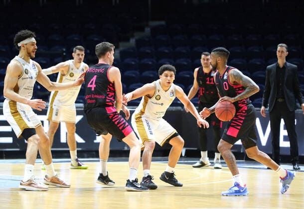 Löwen Braunschweig vs. Bonn, BBL Braunschweig, 31.03.2021, BASKETBALL - easyCredit BBL Basketball Bundesliga, Löwen Braunschweig vs. Telekom Baskets Bonn, Saison 2020 21.James Robinson (Löwen Braunschweig) , Alex Hamilton (Baskets Bonn) Braunschweig