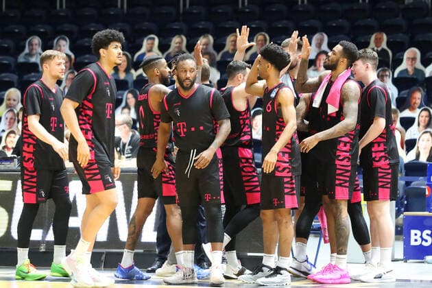 Löwen Braunschweig vs. Bonn, BBL Braunschweig, 31.03.2021, BASKETBALL - easyCredit BBL Basketball Bundesliga, Löwen Braunschweig vs. Telekom Baskets Bonn, Saison 2020 21. Schlussjubel Bonn Braunschweig