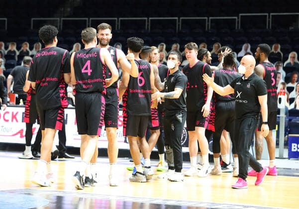 Löwen Braunschweig vs. Bonn, BBL Braunschweig, 31.03.2021, BASKETBALL - easyCredit BBL Basketball Bundesliga, Löwen Braunschweig vs. Telekom Baskets Bonn, Saison 2020 21.Schlussjubel Bonn Braunschweig
