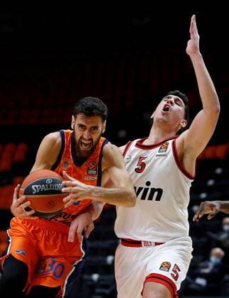 Valencia s guard Joan Sastre (L) in action against Olympiakos guard Giannoulis Larentzakis (R) during the Euroleague game between Valencia Basket and Olympiakos B.C. at Fuente de San Luis pavilion in Valencia, eastern Spain, 31 March 2021. Valencia Basket - Olympiakos B.C !ACHTUNG: NUR REDAKTIONELLE NUTZUNG!  Copyright: xMiguelxÁngelxPolox GRAF5320 20210331-637528253517968614