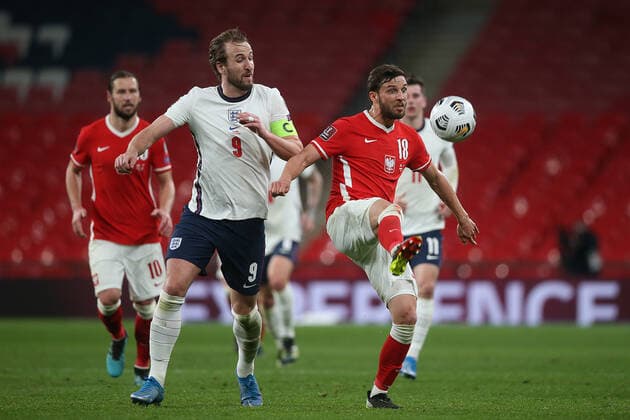 England v Poland 2022 FIFA World Cup, WM, Weltmeisterschaft, Fussball Qualifiers Harry Kane of England and Bartosz Bereszynski of Poland in action during the 2022 FIFA World Cup Qualifiers match at Wembley Stadium, London Content Not Available For UK Newspapers Copyright: xPaulxChestertonx FIL-15363-0074