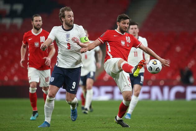 England v Poland 2022 FIFA World Cup, WM, Weltmeisterschaft, Fussball Qualifiers Harry Kane of England and Bartosz Bereszynski of Poland in action during the 2022 FIFA World Cup Qualifiers match at Wembley Stadium, London Content Not Available For UK Newspapers Copyright: xPaulxChestertonx FIL-15363-0075