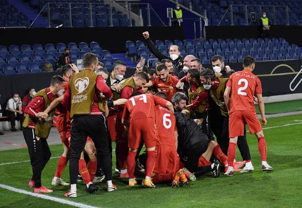 Bilder des Jahres 2021, Sport 03 März Sport Themen der Woche KW13 Bilder des Jahres 2021, Sport 03 März Sport Bilder des Tages Jubel Nordmazedonien nach dem Siegtor 31.03.2021, Fussball GER, WM Qualifikation Europa 2021 2022, 3. Spieltag, Deutschland - Nordmazedonien Foto: Maik Hölter TEAM2sportphoto ***DFB regulations prohibit any use of photographs as image sequences and or quasi-video.*** Duisburg Nordrhein Westfalen Deutschland *** Cheering North Macedonia after the winning goal 31 03 2021, Football GER, World Cup Qualification Europe 2021 2022, Matchday 3, Germany North Macedonia Photo Maik Hölter TEAM2sportphoto DFB regulations prohibit any use of photographs as image sequences and or quasi video Duisburg Nordrhein Westfalen Germany Team2