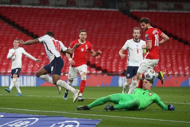 England v Poland 2022 FIFA World Cup, WM, Weltmeisterschaft, Fussball Qualifiers Wojciech Szczesny of Poland saves at the feet of Raheem Sterling of England during the 2022 FIFA World Cup Qualifiers match at Wembley Stadium, London Content Not Available For UK Newspapers Copyright: xPaulxChestertonx FIL-15363-0098