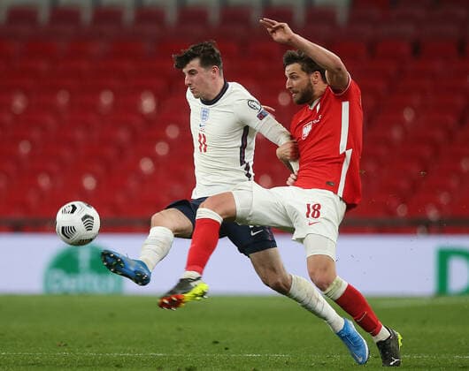 England v Poland 2022 FIFA World Cup, WM, Weltmeisterschaft, Fussball Qualifiers Mason Mount of England and Bartosz Bereszynski of Poland in action during the 2022 FIFA World Cup Qualifiers match at Wembley Stadium, London Content Not Available For UK Newspapers Copyright: xPaulxChestertonx FIL-15363-0100