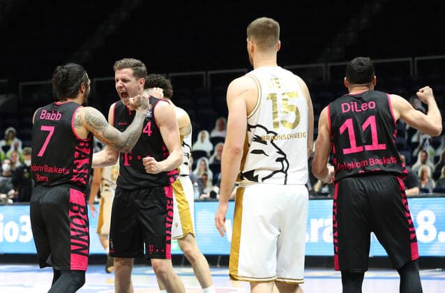 Löwen Braunschweig vs. Bonn, BBL Braunschweig, 31.03.2021, BASKETBALL - easyCredit BBL Basketball Bundesliga, Löwen Braunschweig vs. Telekom Baskets Bonn, Saison 2020 21. Schlussjubel, Chris Babb (Baskets Bonn), Strahinja Micovic (Baskets Bonn), Anthony DiLeo (Baskets Bonn) Braunschweig
