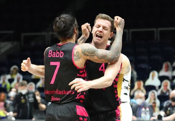 Löwen Braunschweig vs. Bonn, BBL Braunschweig, 31.03.2021, BASKETBALL - easyCredit BBL Basketball Bundesliga, Löwen Braunschweig vs. Telekom Baskets Bonn, Saison 2020 21. Schlussjubel Chris Babb (Baskets Bonn), Strahinja Micovic (Baskets Bonn) Braunschweig