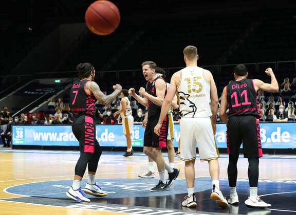 Löwen Braunschweig vs. Bonn, BBL Braunschweig, 31.03.2021, BASKETBALL - easyCredit BBL Basketball Bundesliga, Löwen Braunschweig vs. Telekom Baskets Bonn, Saison 2020 21. Schlussjubel, Chris Babb (Baskets Bonn), Strahinja Micovic (Baskets Bonn), Anthony DiLeo (Baskets Bonn) Braunschweig