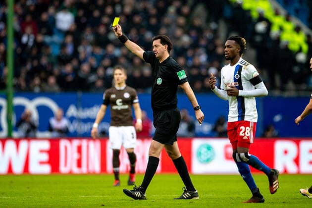 Hamburg, 22. Februar 2020 - Fußball, 2. Bundesliga 2020 21, Hamburger SV - FC St. Pauli: Schiedsrichter Manuel Gräfe (Berlin) zeigt die gelbe Karte DFL REGULATIONS PROHIBIT ANY USE OF PHOTOGRAPHS AS IMAGE SEQUENCES AND OR QUASI-VIDEO.