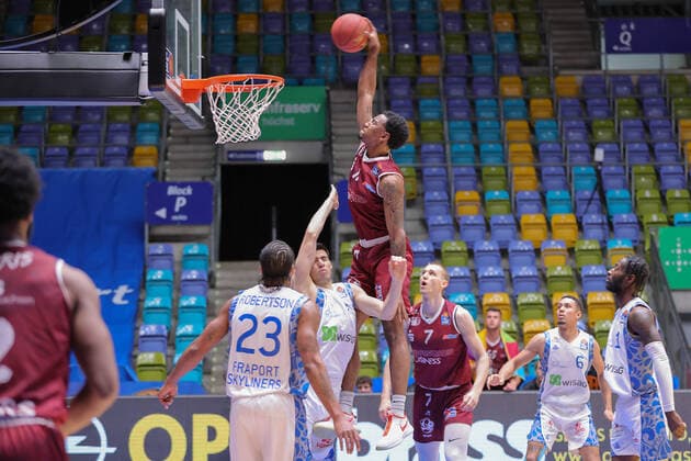 Fraport Skyliners - NINERS Chemnitz, easyCredit BBL Dunking von Isiaha Mike (Niners Chemnitz, 11). Basketball-Spiel der easyCredit BBL zwischen den Fraport Skyliners und NINERS Chemnitz am 1. April 2021 in der Fraport-Arena in Frankfurt am Main., Frankfurt am Main Hessen Deutschland Fraport-Arena