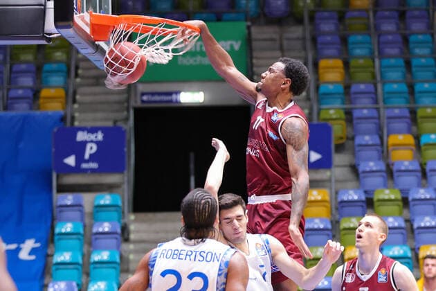 Fraport Skyliners - NINERS Chemnitz, easyCredit BBL Dunking von Isiaha Mike (Niners Chemnitz, 11). Basketball-Spiel der easyCredit BBL zwischen den Fraport Skyliners und NINERS Chemnitz am 1. April 2021 in der Fraport-Arena in Frankfurt am Main., Frankfurt am Main Hessen Deutschland Fraport-Arena