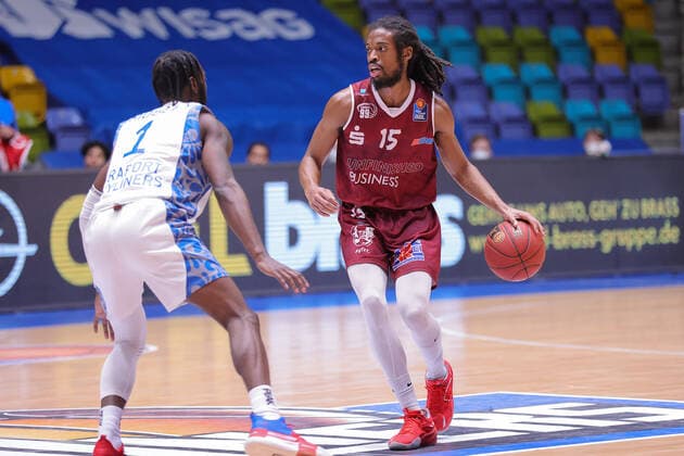 Fraport Skyliners - NINERS Chemnitz, easyCredit BBL Marcus Thornton (Niners Chemnitz, 15) gegen Matt Mobley (Fraport Skyliners, 1). Basketball-Spiel der easyCredit BBL zwischen den Fraport Skyliners und NINERS Chemnitz am 1. April 2021 in der Fraport-Arena in Frankfurt am Main., Frankfurt am Main Hessen Deutschland Fraport-Arena