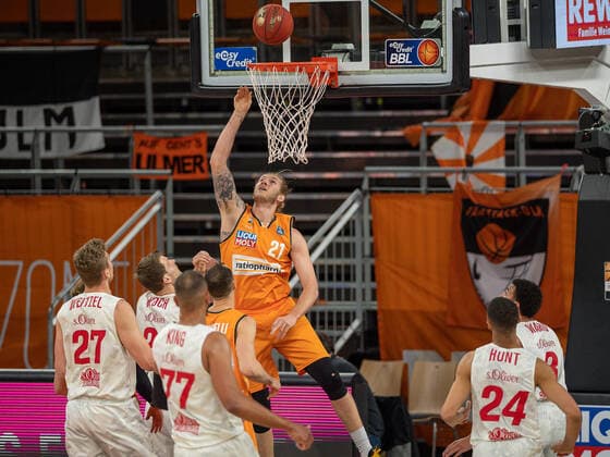 Dylan Osetkowski (Ratiopharm Ulm 21), Jonas Weitzel (s Oliver Wuerzburg, 27), Alex King (s Oliver Wuerzburg, 77), ratiopharm Ulm vs. S.Oliver Baskets Wuerzburg, Basketball, Bundesliga, BBL, easycredit, 29. Spieltag, Spielzeit 2020 2021, 01.04.2021, ratiopharm Ulm vs. S.Oliver Baskets Wuerzburg, Basketball, Bundesliga, BBL, easycredit, 29. Spieltag, Spielzeit 2020 2021, 01.04.2021 Neu-Ulm Copyright: xEibner-Pressefoto SaschaxWaltherx EP_EER