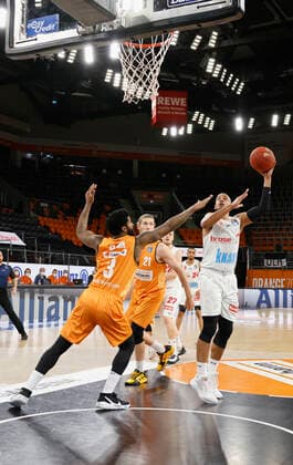 01.04.2021, Basketball, BBL 2020 2021, 29. Spieltag, ratiopharm ulm - s.Oliver Wuerzburg, GER, Neu-Ulm, ratiopharm arena, Bild v. li.: Cameron Clark (ratiopharm ulm), Dylan Osetkowski (ratiopharm ulm) und Alex King (s.Oliver Wuerzburg) Copyright: HMBxMedia xHeikoxBecker