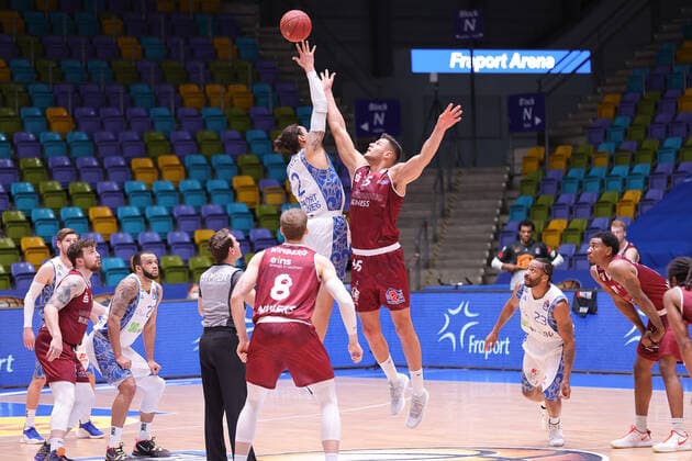 Fraport Skyliners - NINERS Chemnitz, easyCredit BBL Filip Stanic (Niners Chemnitz, 65) gegen Michael Kessens (Fraport Skyliners, 2). Basketball-Spiel der easyCredit BBL zwischen den Fraport Skyliners und NINERS Chemnitz am 1. April 2021 in der Fraport-Arena in Frankfurt am Main., Frankfurt am Main Hessen Deutschland Fraport-Arena