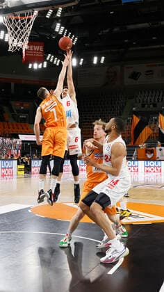 01.04.2021, Basketball, BBL 2020 2021, 29. Spieltag, ratiopharm ulm - s.Oliver Wuerzburg, GER, Neu-Ulm, ratiopharm arena, Bild v. li.: John Petrucelli (ratiopharm ulm), Joshua Obiesie (s.Oliver Wuerzburg), Per Guenther (ratiopharm ulm) und Cameron Hunt (s.Oliver Wuerzburg) Copyright: HMBxMedia xHeikoxBecker
