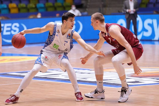 Fraport Skyliners - NINERS Chemnitz, easyCredit BBL Bruno Vrcic (Fraport Skyliners, 7) gegen Jonas Richter (Niners Chemnitz, 7). Basketball-Spiel der easyCredit BBL zwischen den Fraport Skyliners und NINERS Chemnitz am 1. April 2021 in der Fraport-Arena in Frankfurt am Main., Frankfurt am Main Hessen Deutschland Fraport-Arena