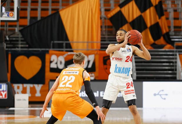 01.04.2021, Basketball, BBL 2020 2021, 29. Spieltag, ratiopharm ulm - s.Oliver Wuerzburg, GER, Neu-Ulm, ratiopharm arena, Bild v. li.: Thomas Klepeisz (ratiopharm ulm) und Cameron Hunt (s.Oliver Wuerzburg) Copyright: HMBxMedia xHeikoxBecker