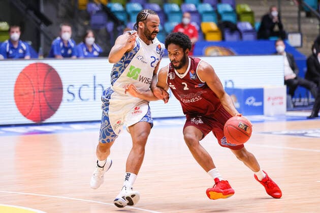 Fraport Skyliners - NINERS Chemnitz, easyCredit BBL Terrell Harris (Niners Chemnitz, 2) gegen Quantez Robertson (Fraport Skyliners, 23). Basketball-Spiel der easyCredit BBL zwischen den Fraport Skyliners und NINERS Chemnitz am 1. April 2021 in der Fraport-Arena in Frankfurt am Main., Frankfurt am Main Hessen Deutschland Fraport-Arena