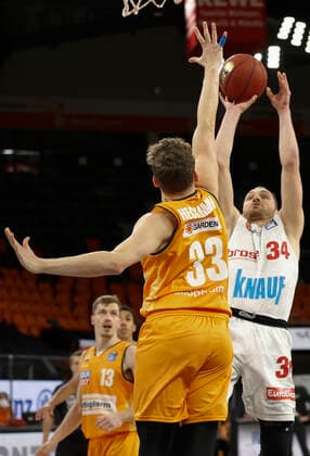 01.04.2021, Basketball, BBL 2020 2021, 29. Spieltag, ratiopharm ulm - s.Oliver Wuerzburg, GER, Neu-Ulm, ratiopharm arena, Bild v. li.: Patrick Heckmann (ratiopharm ulm) und Felix Hoffmann (s.Oliver Wuerzburg) Copyright: HMBxMedia xHeikoxBecker