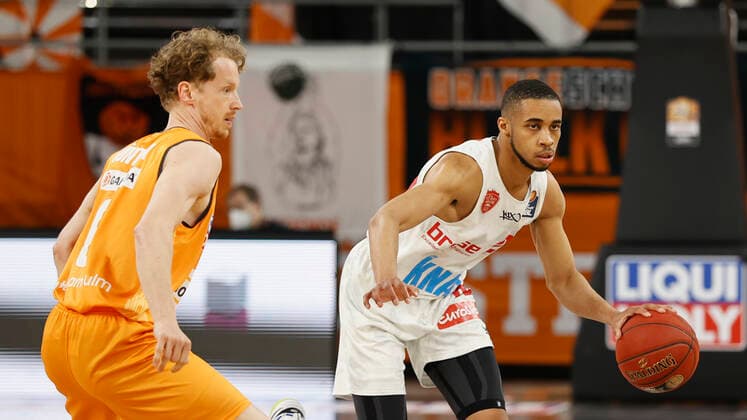 01.04.2021, Basketball, BBL 2020 2021, 29. Spieltag, ratiopharm ulm - s.Oliver Wuerzburg, GER, Neu-Ulm, ratiopharm arena, Bild v. li.: Per Guenther (ratiopharm ulm) und Cameron Hunt (s.Oliver Wuerzburg) Copyright: HMBxMedia xHeikoxBecker