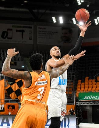 GER, BBL, ratiopharm ulm vs s.Oliver Würzburg Wuerzburg 01.04.2021, ratiopharm arena, Neu-Ulm, GER, BBL, ratiopharm ulm vs s.Oliver Würzburg Wuerzburg, im Bild Alex King (Wuerzburg, 77) geht zum Korb, Cameron Clark (Ulm, 3)