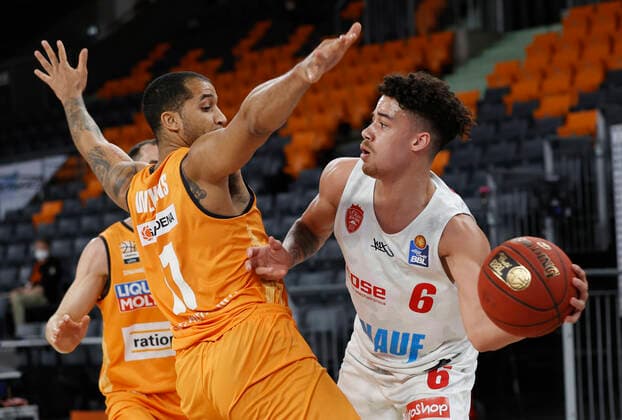 01.04.2021, Basketball, BBL 2020 2021, 29. Spieltag, ratiopharm ulm - s.Oliver Wuerzburg, GER, Neu-Ulm, ratiopharm arena, Bild v. li.: Isaiah Wilkins (ratiopharm ulm) und Joshua Obiesie (s.Oliver Wuerzburg) Copyright: HMBxMedia xHeikoxBecker