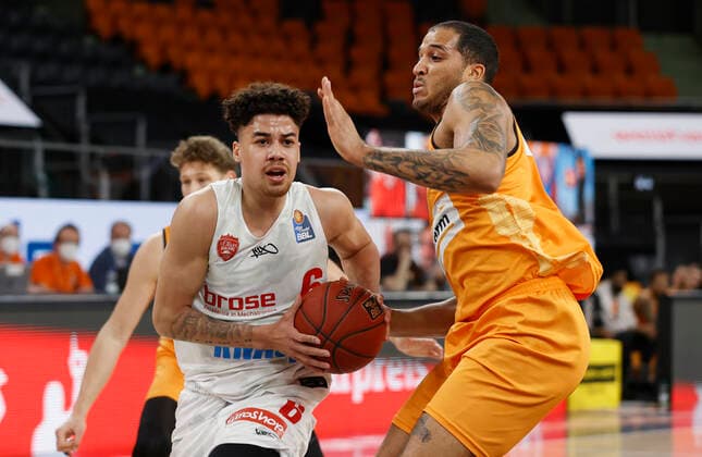 01.04.2021, Basketball, BBL 2020 2021, 29. Spieltag, ratiopharm ulm - s.Oliver Wuerzburg, GER, Neu-Ulm, ratiopharm arena, Bild v. li.: Joshua Obiesie (s.Oliver Wuerzburg) und Isaiah Wilkins (ratiopharm ulm) Copyright: HMBxMedia xHeikoxBecker