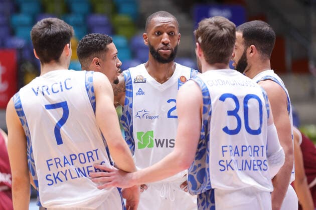 Fraport Skyliners - NINERS Chemnitz, easyCredit BBL Teambesprechung der Skyliners um Kamari Murphy (Fraport Skyliners, 21). Basketball-Spiel der easyCredit BBL zwischen den Fraport Skyliners und NINERS Chemnitz am 1. April 2021 in der Fraport-Arena in Frankfurt am Main., Frankfurt am Main Hessen Deutschland Fraport-Arena