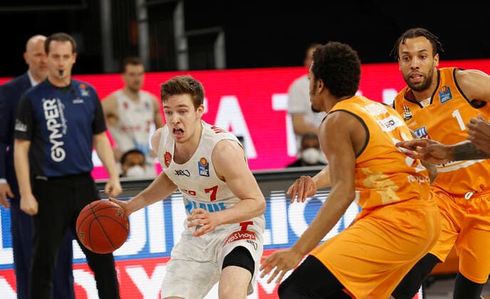 01.04.2021, Basketball, BBL 2020 2021, 29. Spieltag, ratiopharm ulm - s.Oliver Wuerzburg, GER, Neu-Ulm, ratiopharm arena, Bild v. li.: Nils Hassfurther (s.Oliver Wuerzburg), Demitrius Conger (ratiopharm ulm) und Troy Caupain (ratiopharm ulm) Copyright: HMBxMedia xHeikoxBecker