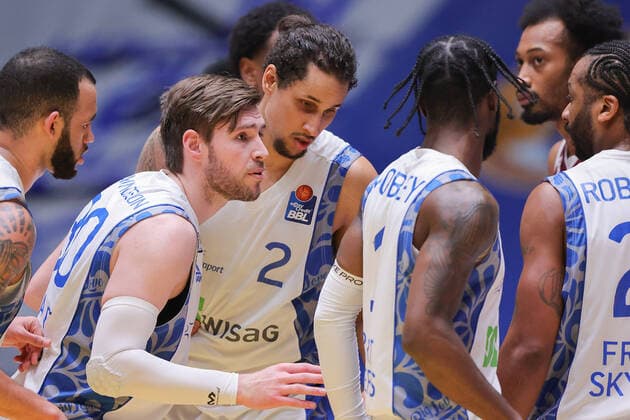 Fraport Skyliners - NINERS Chemnitz, easyCredit BBL Von links Rasheed Moore (Fraport Skyliners, 20), Jon Axel Gudmundsson (Fraport Skyliners, 30), Michael Kessens (Fraport Skyliners, 2), Matt Mobley (Fraport Skyliners, 1) und Quantez Robertson (Fraport Skyliners, 23). Basketball-Spiel der easyCredit BBL zwischen den Fraport Skyliners und NINERS Chemnitz am 1. April 2021 in der Fraport-Arena in Frankfurt am Main., Frankfurt am Main Hessen Deutschland Fraport-Arena