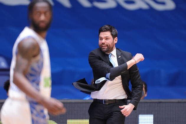 Fraport Skyliners - NINERS Chemnitz, easyCredit BBL Wutanfall von Trainer Sebastian Gleim (Fraport Skyliners). Basketball-Spiel der easyCredit BBL zwischen den Fraport Skyliners und NINERS Chemnitz am 1. April 2021 in der Fraport-Arena in Frankfurt am Main., Frankfurt am Main Hessen Deutschland Fraport-Arena