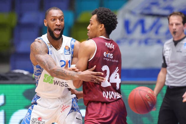 Fraport Skyliners - NINERS Chemnitz, easyCredit BBL Kamari Murphy (Fraport Skyliners, 21) spielt den Ball um George King (Niners Chemnitz, 24). Basketball-Spiel der easyCredit BBL zwischen den Fraport Skyliners und NINERS Chemnitz am 1. April 2021 in der Fraport-Arena in Frankfurt am Main., Frankfurt am Main Hessen Deutschland Fraport-Arena