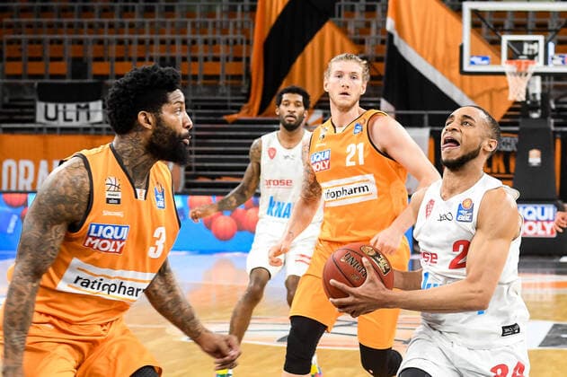 GER, BBL, ratiopharm ulm vs s.Oliver Würzburg Wuerzburg 01.04.2021, ratiopharm arena, Neu-Ulm, GER, BBL, ratiopharm ulm vs s.Oliver Würzburg Wuerzburg, im Bild Cameron Clark (Ulm, 3), Dylan Osetkowski (Ulm, 21), Cameron Hunt (Wuerzburg, 24)