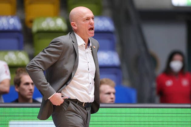 Fraport Skyliners - NINERS Chemnitz, easyCredit BBL Trainer Rodrigo Pastore (Niners Chemnitz). Basketball-Spiel der easyCredit BBL zwischen den Fraport Skyliners und NINERS Chemnitz am 1. April 2021 in der Fraport-Arena in Frankfurt am Main., Frankfurt am Main Hessen Deutschland Fraport-Arena