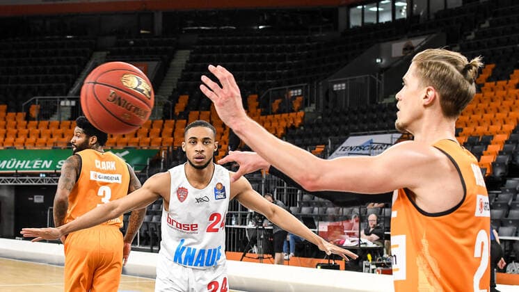 GER, BBL, ratiopharm ulm vs s.Oliver Würzburg Wuerzburg 01.04.2021, ratiopharm arena, Neu-Ulm, GER, BBL, ratiopharm ulm vs s.Oliver Würzburg Wuerzburg, im Bild Cameron Hunt (Wuerzburg, 24), Thomas Klepeisz (Ulm, 22)