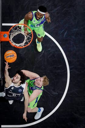 links unten Michele Vitali (Brose Bamberg, 31) rechts unten 03 Kaspar Treier (Dinamo Banco di Sardegna Sassari) oben 14 Jason Burnell (Dinamo Banco di Sardegna Sassari) Basketball Champions League 2020 21, Playoof Spieltag 5, Brose Bamberg - Dinamo Sassari 01.04.2021, Bamberg, Brose Arena - Copyright: DanielxLöb