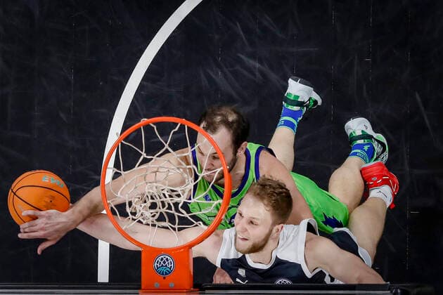 oben 02 Miro Bilan (Dinamo Banco di Sardegna Sassari) blocks unten Christian Sengfelder (Brose Bamberg, 43) Basketball Champions League 2020 21, Playoof Spieltag 5, Brose Bamberg - Dinamo Sassari 01.04.2021, Bamberg, Brose Arena - Copyright: DanielxLöb