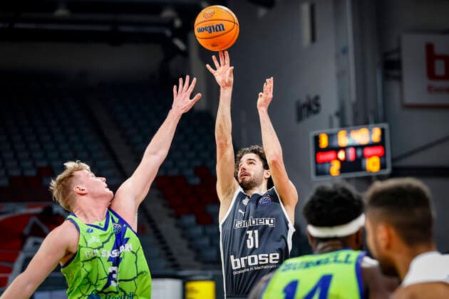 rechts Michele Vitali (Brose Bamberg, 31) links 03 Kaspar Treier (Dinamo Banco di Sardegna Sassari) Basketball Champions League 2020 21, Playoof Spieltag 5, Brose Bamberg - Dinamo Sassari 01.04.2021, Bamberg, Brose Arena - Copyright: DanielxLöb