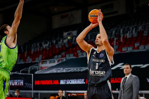 rechts Dominic Lockhart (Brose Bamberg, 03) Basketball Champions League 2020 21, Playoof Spieltag 5, Brose Bamberg - Dinamo Sassari 01.04.2021, Bamberg, Brose Arena - Copyright: DanielxLöb
