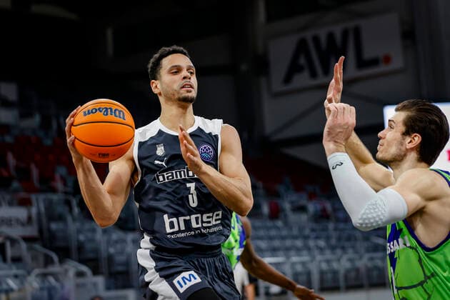 links Dominic Lockhart (Brose Bamberg, 03) Basketball Champions League 2020 21, Playoof Spieltag 5, Brose Bamberg - Dinamo Sassari 01.04.2021, Bamberg, Brose Arena - Copyright: DanielxLöb