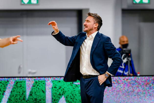 Headcoach Gianmarco Pozzecco (Dinamo Banco di Sardegna Sassari) Basketball Champions League 2020 21, Playoof Spieltag 5, Brose Bamberg - Dinamo Sassari 01.04.2021, Bamberg, Brose Arena - Copyright: DanielxLöb