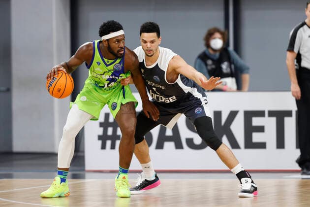 links 14 Jason Burnell (Dinamo Banco di Sardegna Sassari) rechts Dominic Lockhart (Brose Bamberg, 03) Basketball Champions League 2020 21, Playoof Spieltag 5, Brose Bamberg - Dinamo Sassari 01.04.2021, Bamberg, Brose Arena - Copyright: DanielxLöb