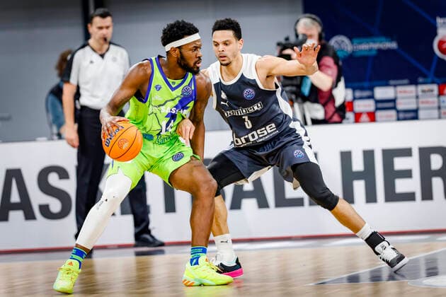 links 14 Jason Burnell (Dinamo Banco di Sardegna Sassari) rechts Dominic Lockhart (Brose Bamberg, 03) Basketball Champions League 2020 21, Playoof Spieltag 5, Brose Bamberg - Dinamo Sassari 01.04.2021, Bamberg, Brose Arena - Copyright: DanielxLöb