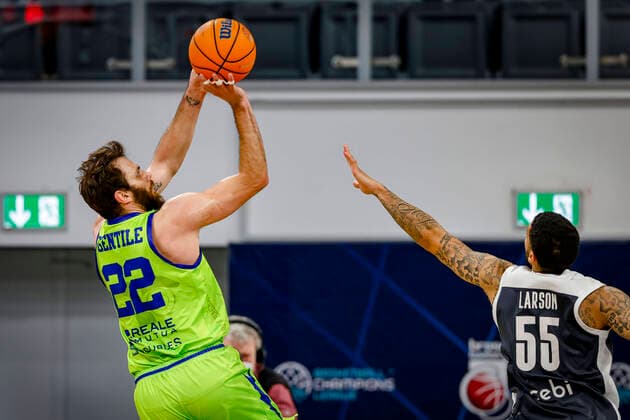 links 22 Stefano Gentile (Dinamo Banco di Sardegna Sassari) rechts Tyler Larson (Brose Bamberg, 55) Basketball Champions League 2020 21, Playoof Spieltag 5, Brose Bamberg - Dinamo Sassari 01.04.2021, Bamberg, Brose Arena - Copyright: DanielxLöb